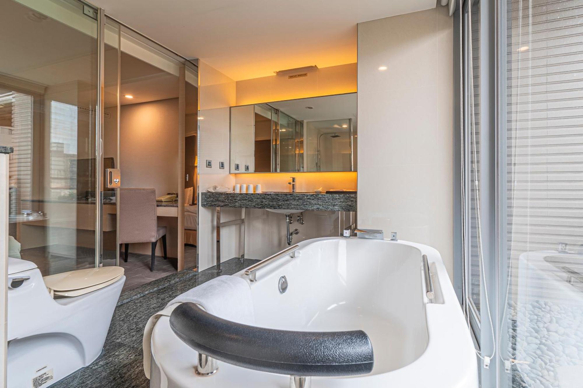 Check Inn Select Taichung Dadun Ngoại thất bức ảnh